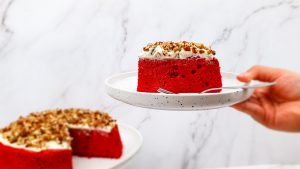 Japanse red velvet cheesecake met monchou topping en pecannoten