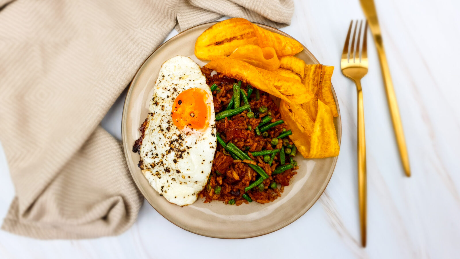 Surinaamse nasi met zoutvlees en bananenchips