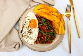 Surinaamse nasi met zoutvlees en bananenchips