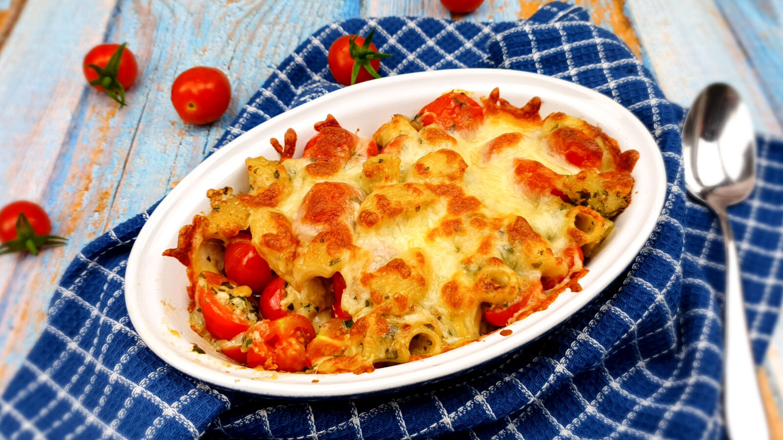 Caprese macaronischotel met zelfgemaakte groene pesto en lekker veel kaas