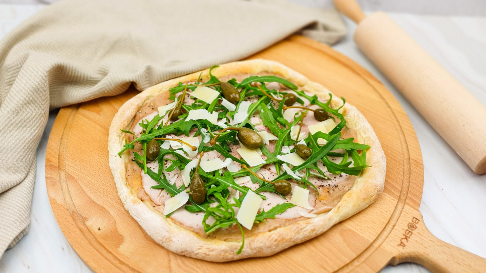 Vitello tonnato pizza op een bloemkoolbodem