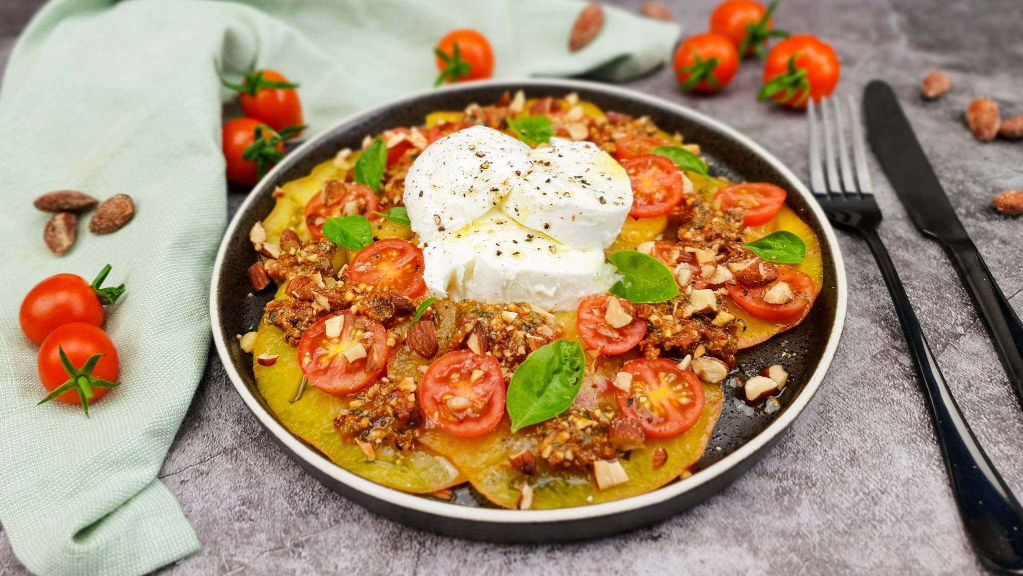 Caprese deluxe met rode pesto en amandelen