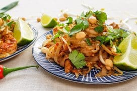 Thaise Pad Thai met gamba's, kip en pinda's