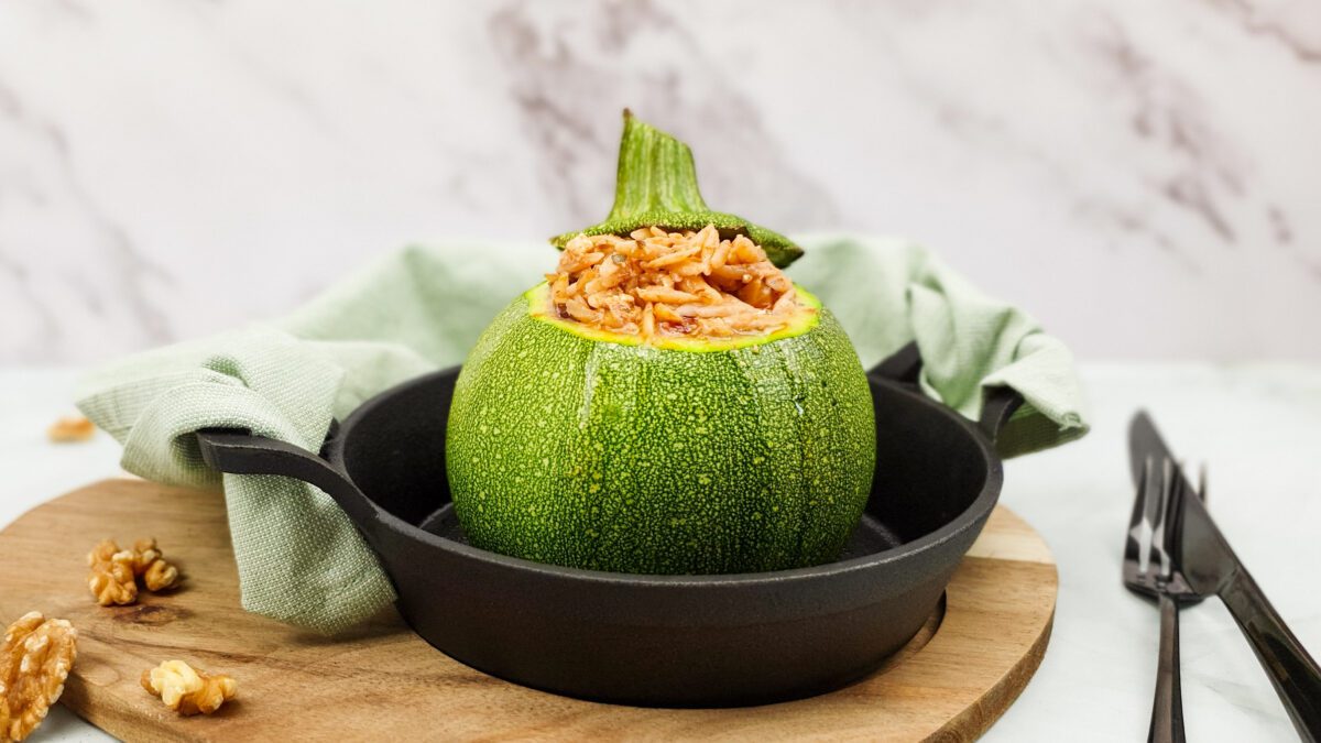Gevulde bolcourgette met Griekse orzo