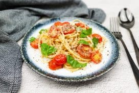 Spaghetti met gegrilde tomaatjes, basilicum en ansjovis