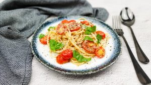 Spaghetti met gegrilde tomaatjes, basilicum en ansjovis