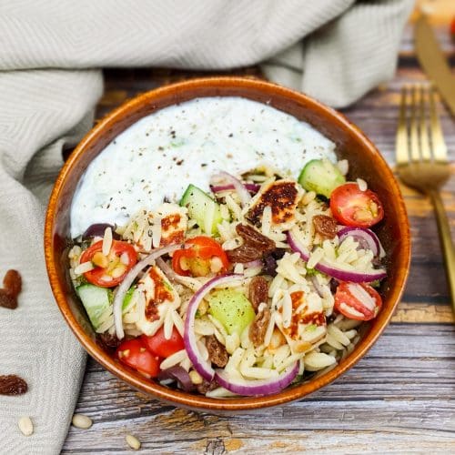 Griekse orzo salade met halloumi en tzatziki