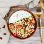 Griekse orzo salade met halloumi en tzatziki