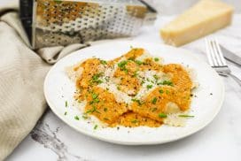 Ravioli van zalm en gamba's in een bisque saus van gamba's