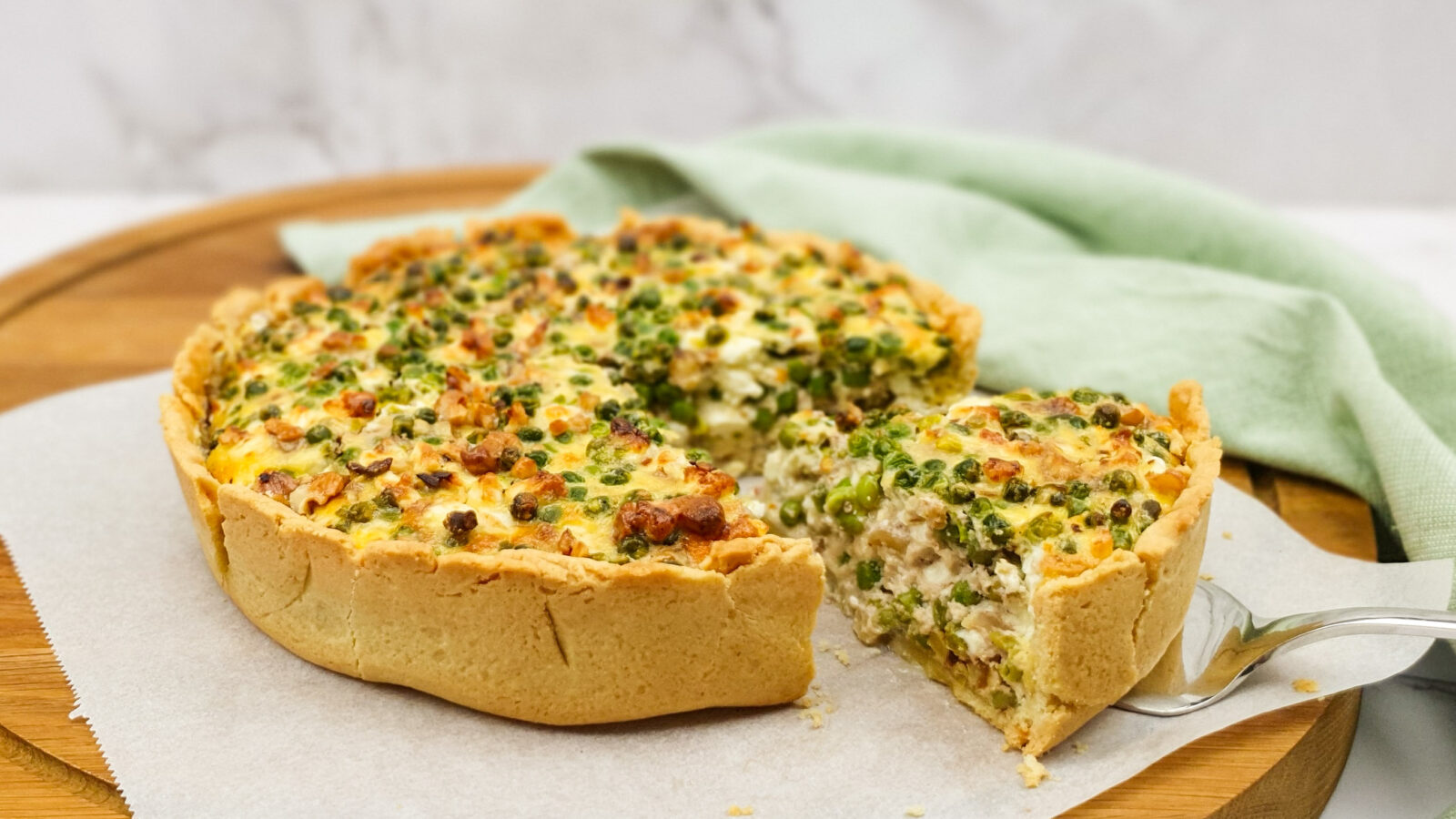 Quiche met tuinbonen, erwtjes en feta