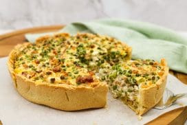 Quiche met tuinbonen, erwtjes en feta