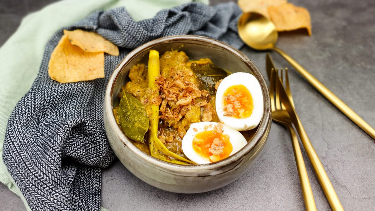 Opor Ayam: Indische gestoofde kippendijen in gele kokossaus
