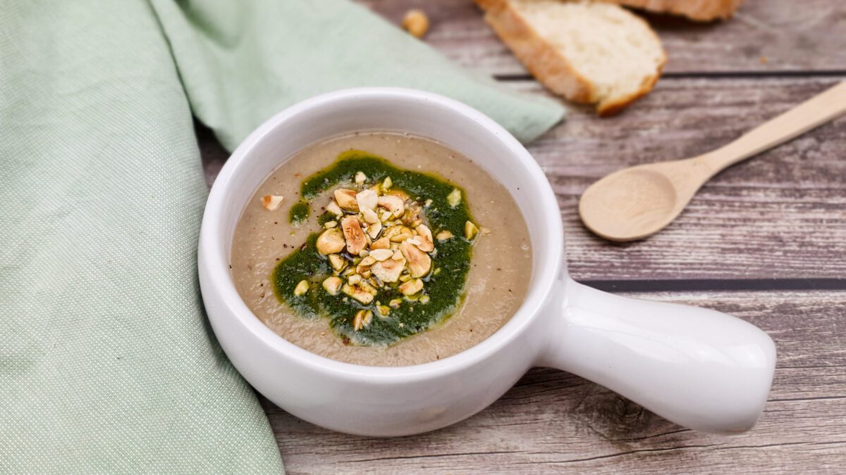 Pastinaak- champignonsoep met hazelnoten en basilicum olie