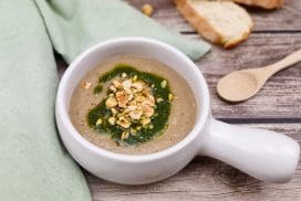 Pastinaak- champignonsoep met hazelnoten en basilicum olie