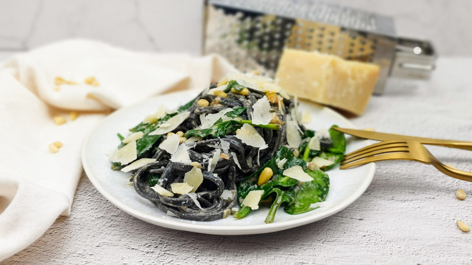 Zwarte pasta met truffelsaus en spinazie