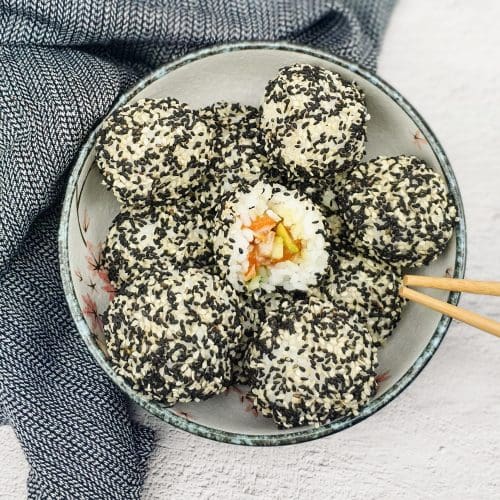 Sushi ballen met verse zalm, komkommer en avocado