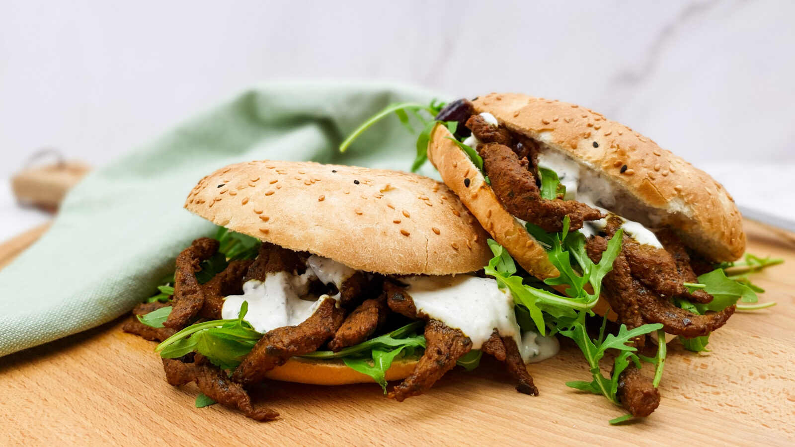 Broodje shoarma met zelfgemaakte lamsshoarma en knoflooksaus