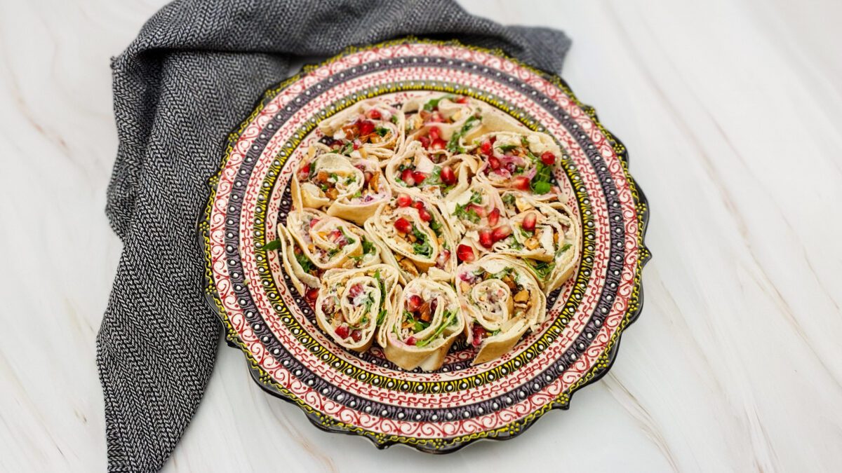 Libanese wraps met kip kebab salade, granaatappel en amandelen