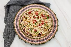 Libanese wraps met kip kebab salade, granaatappel en amandelen