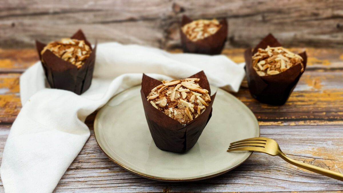 Gevulde speculaasmuffins met amandelen en amandelspijs
