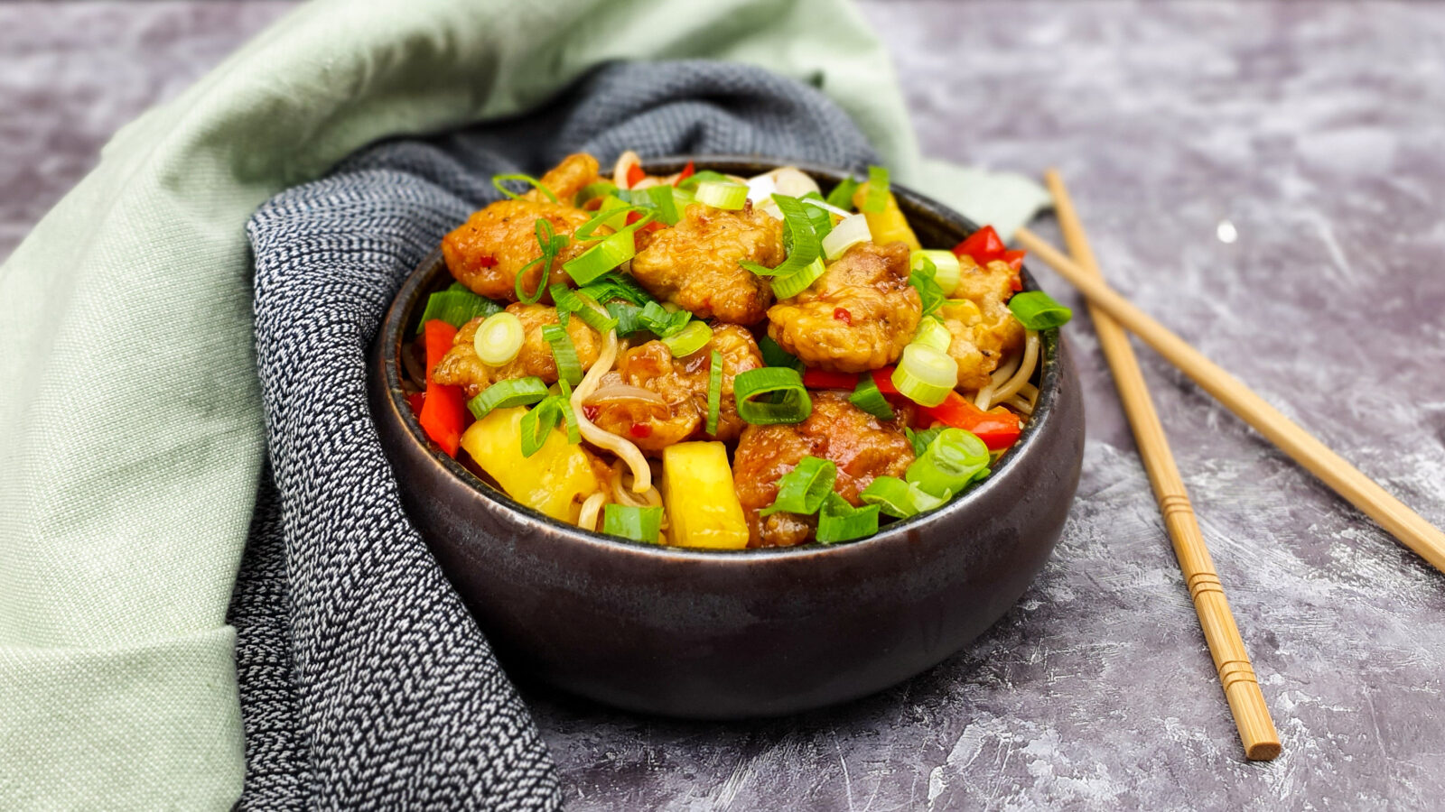 Krokante kip met zoetzure sinaasappelsaus, paprika en ananas