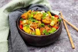 Krokante kip met zoetzure sinaasappelsaus, paprika en ananas