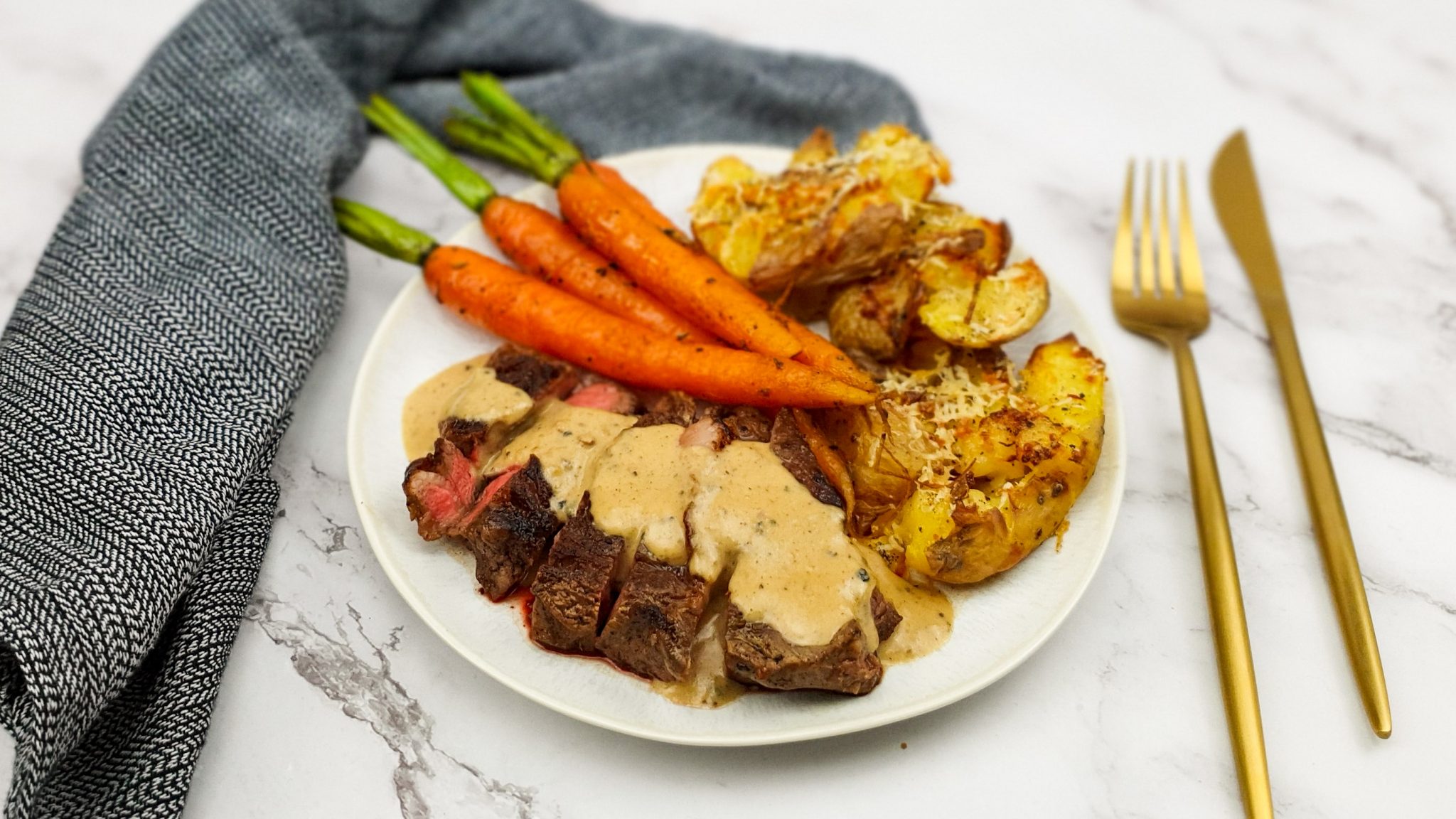 Ribeye steak met pepersaus en smashed potatoes