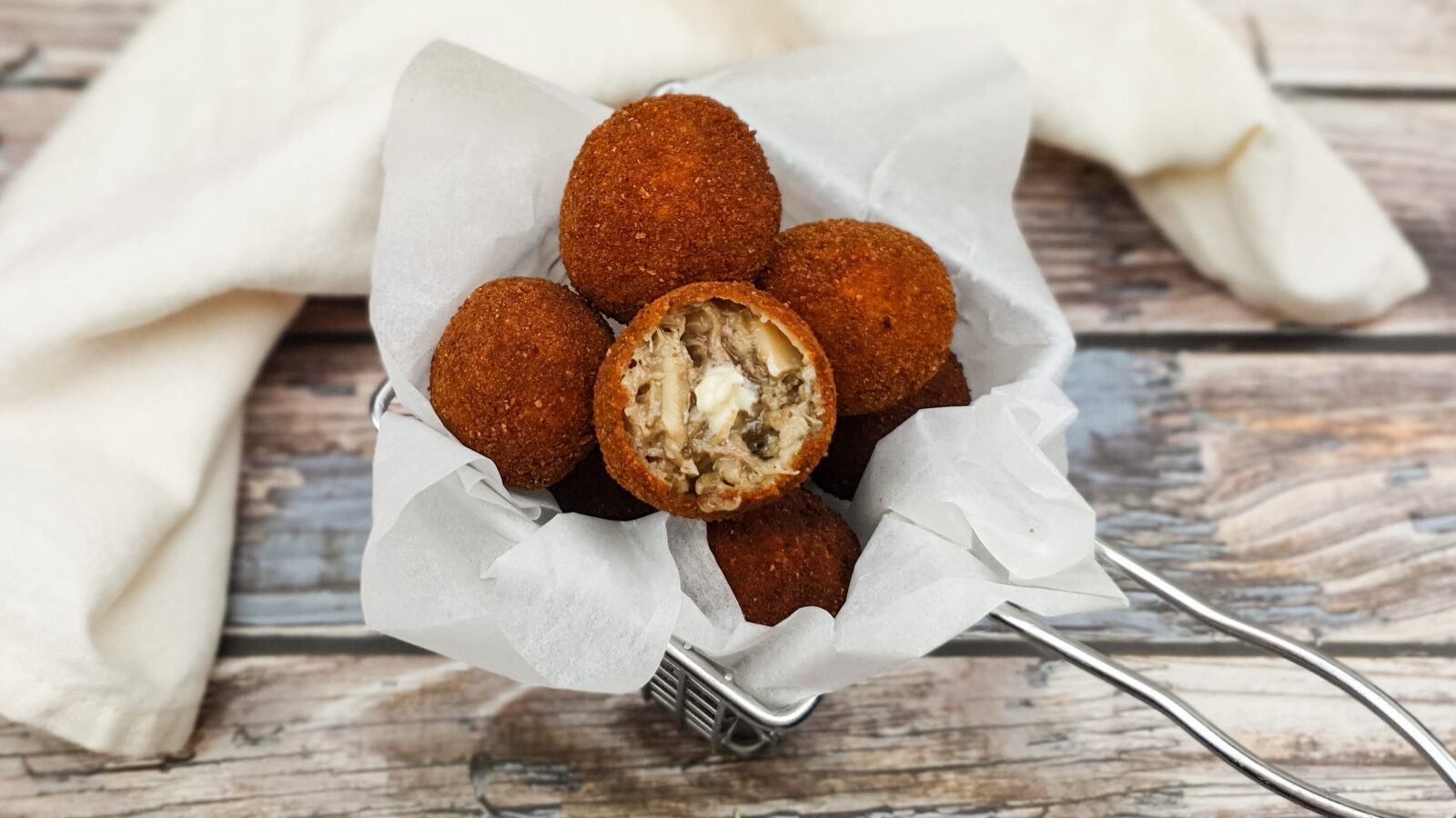 Bitterballen met eend, oesterzwam en truffel