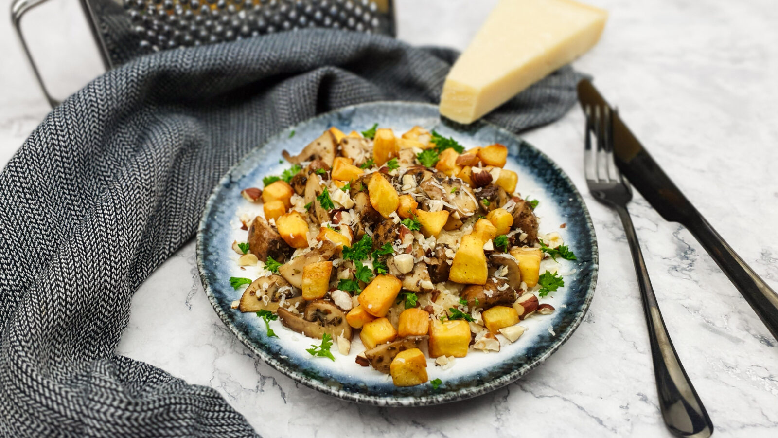 Vegetarische risotto met pastinaak, champignons en hazelnoten