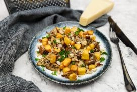 Vegetarische risotto met pastinaak, champignons en hazelnoten