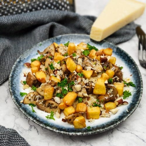Vegetarische risotto met pastinaak, champignons en hazelnoten