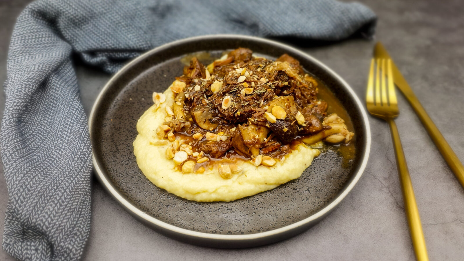 Wildstoof met paddenstoelen en pastinaakpuree