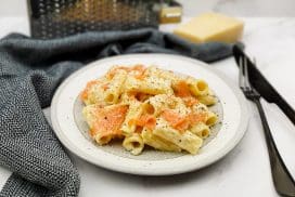 Pasta met gerookte zalm in roomsaus