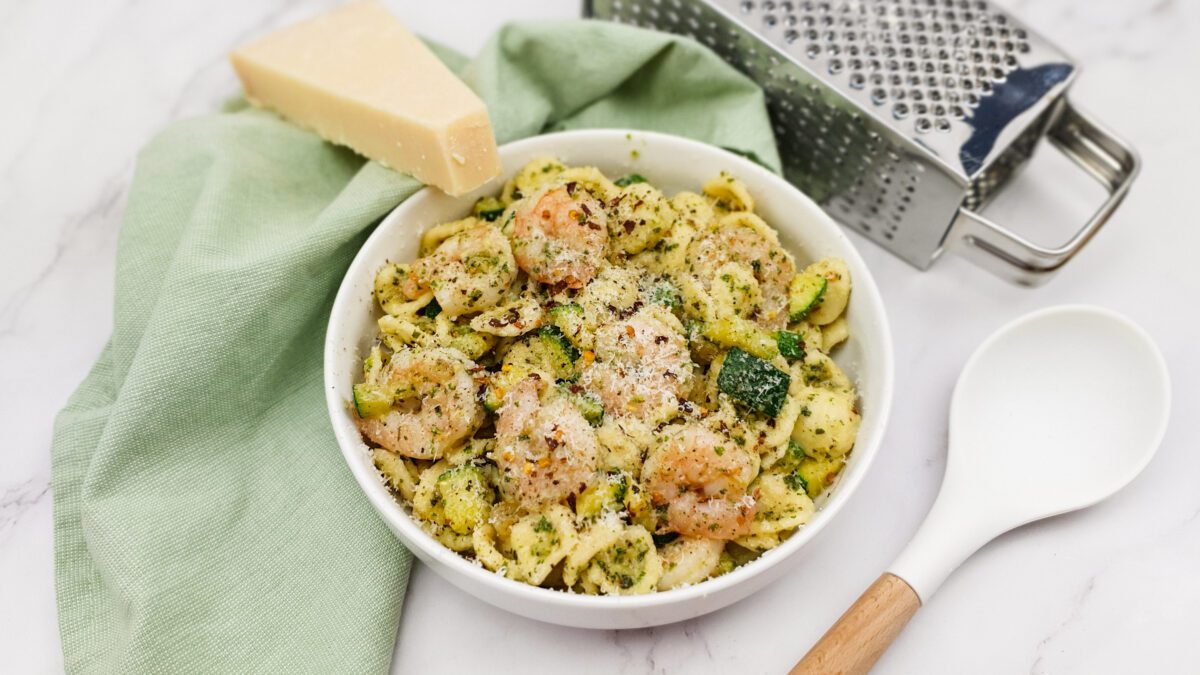 Orecchiette met groene pesto, gamba's en courgette
