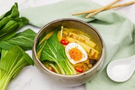 Gele currysoep met noedels, bok choy en een gekookt eitje