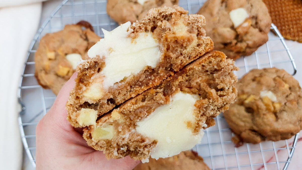 Appeltaart koekjes met kaneel, stroopwafels en een vanille vuling