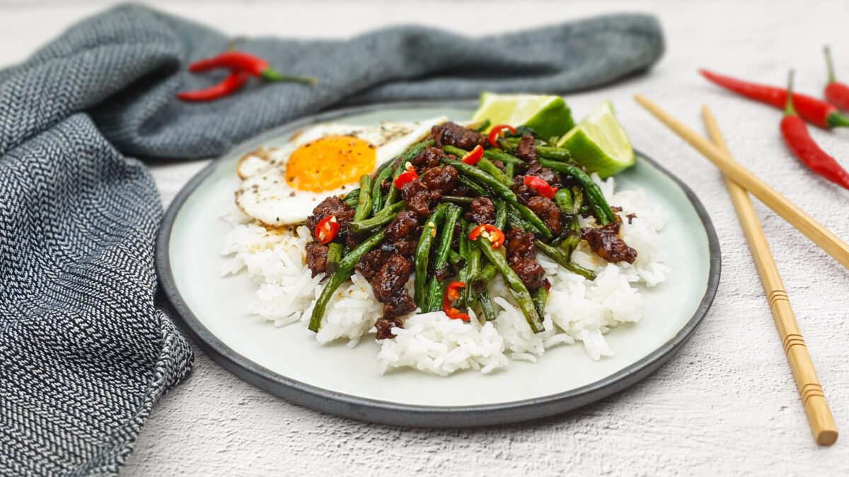 Pad krapow: Thais kipgehakt met kouseband en Thais basilicum