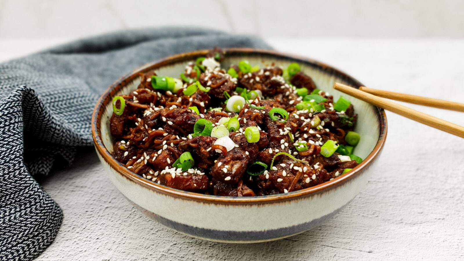 Koreaanse noedels met zwarte bonenpasta en gefrituurd buikspek