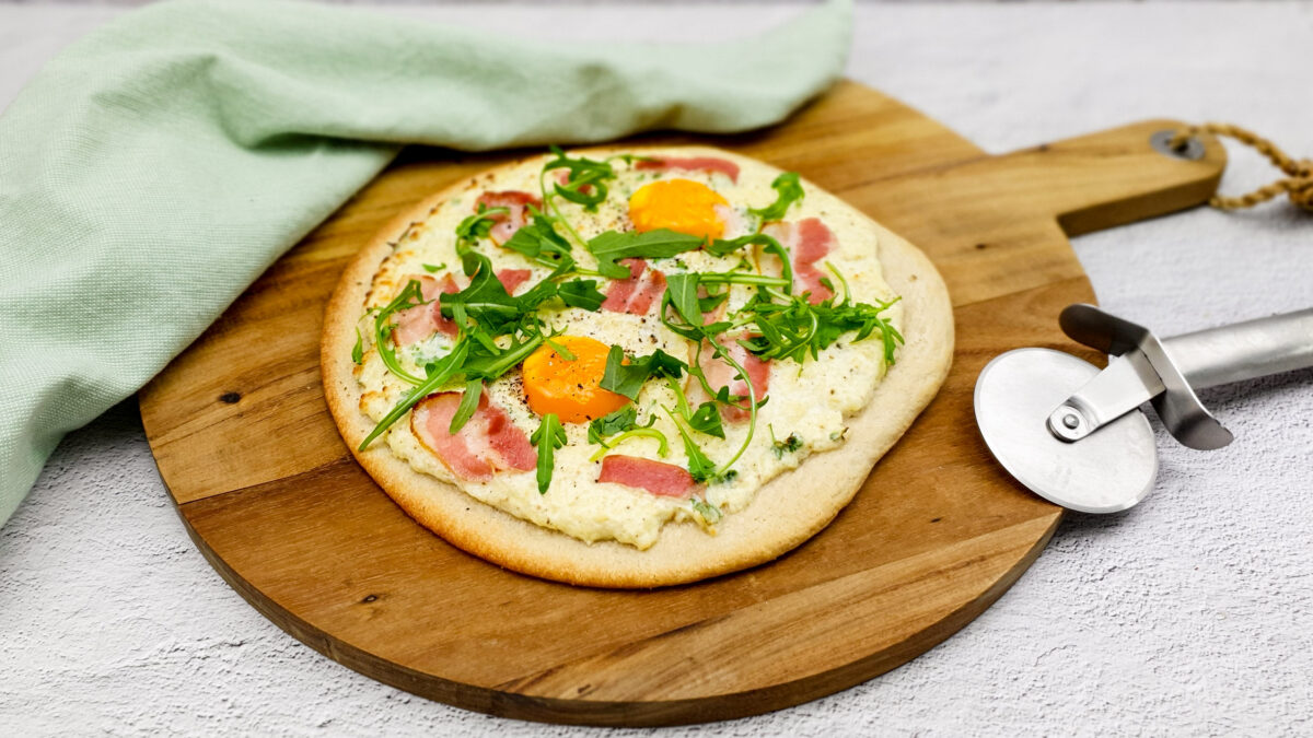 Brunch pizza met kaas, spek en ei