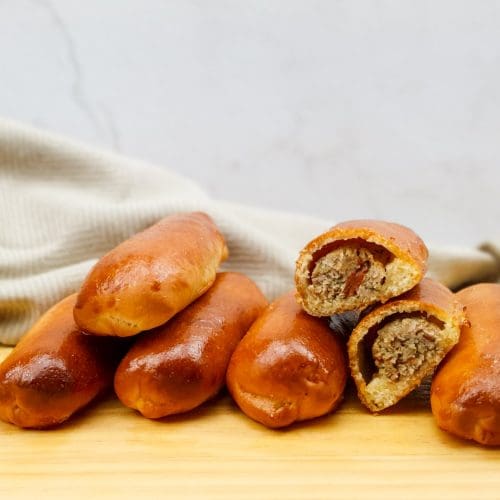 Italiaanse worstenbroodjes met kipgehakt en pesto