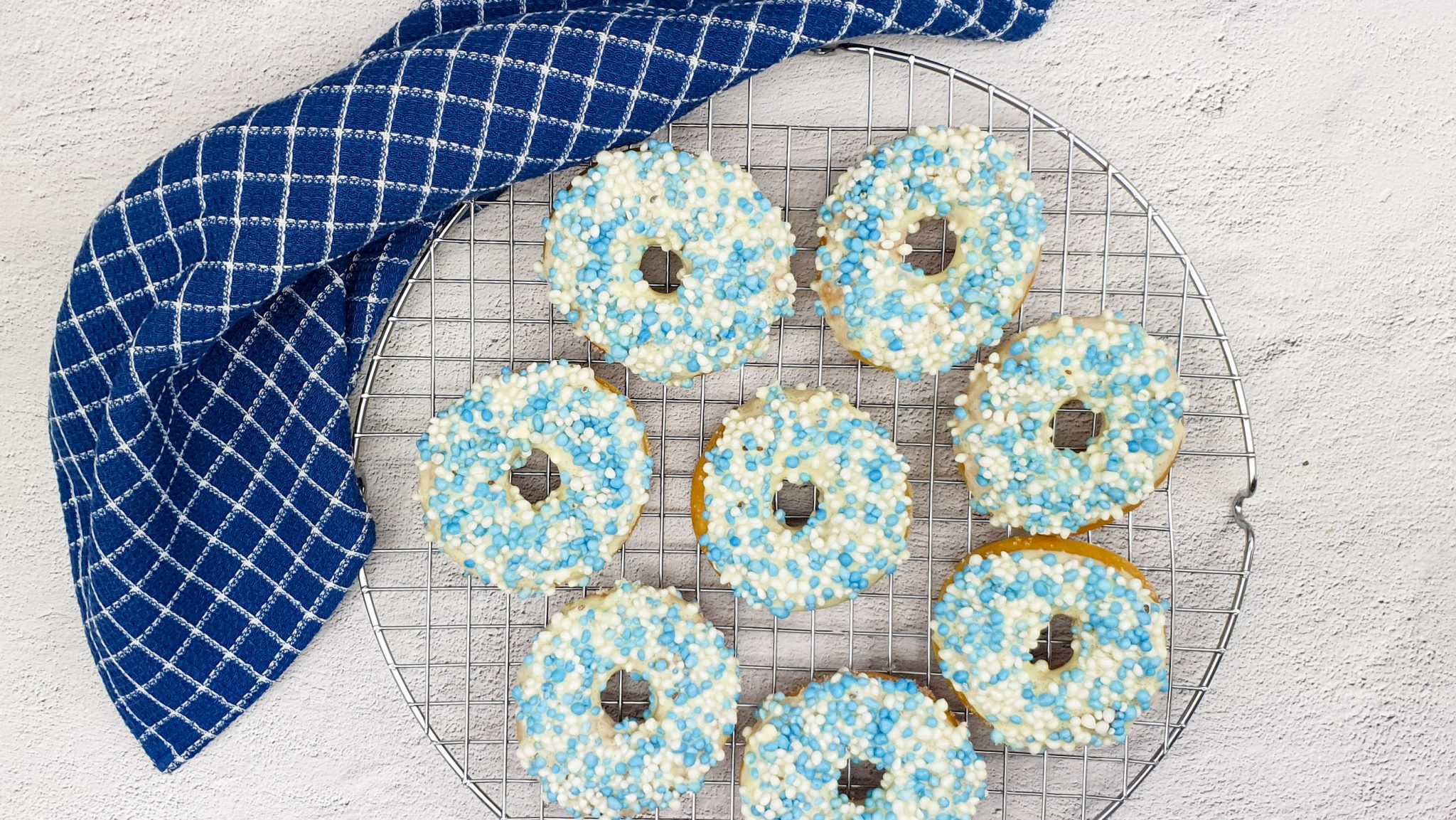 Zelfgemaakte donuts met blauwe muisjes