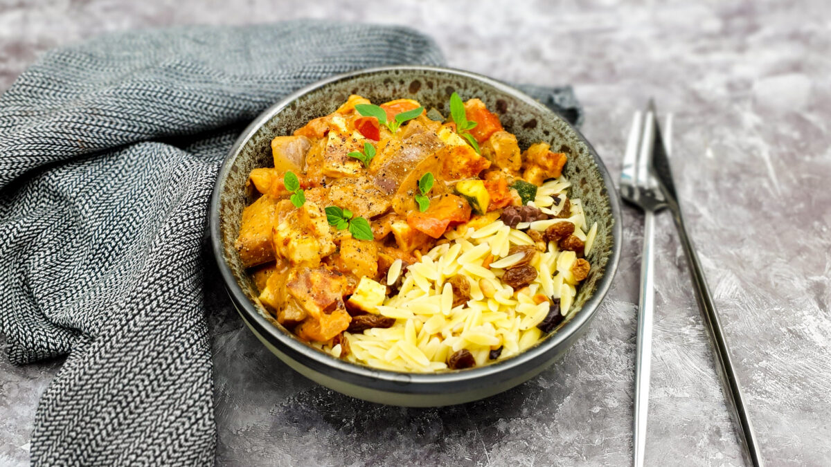 Orzo bowl met halloumi en groenten in tomatensaus