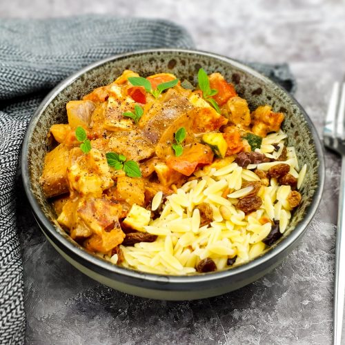 Orzo bowl met halloumi en groenten in tomatensaus