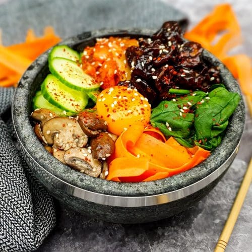 Koreaanse bibimbap met gefrituurde kip en gefermenteerde bonensaus