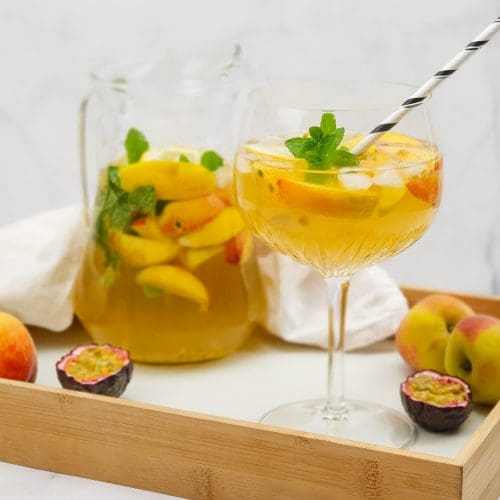 Witte sangria met perzik en passievrucht