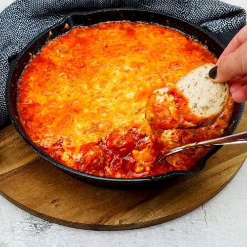 Kipgehaktballetjes in een rode paprikasaus met lekker veel kaas