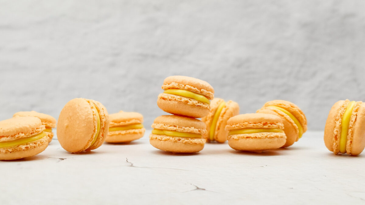 Passievrucht macarons met witte chocolade ganache