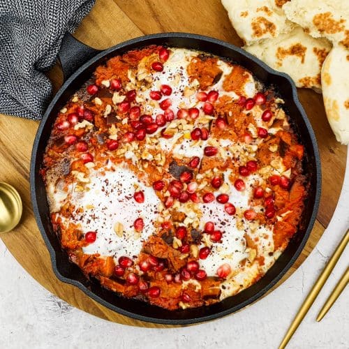 Aubergine shakshuka met gegrilde paprika's, walnoten en granaatappel