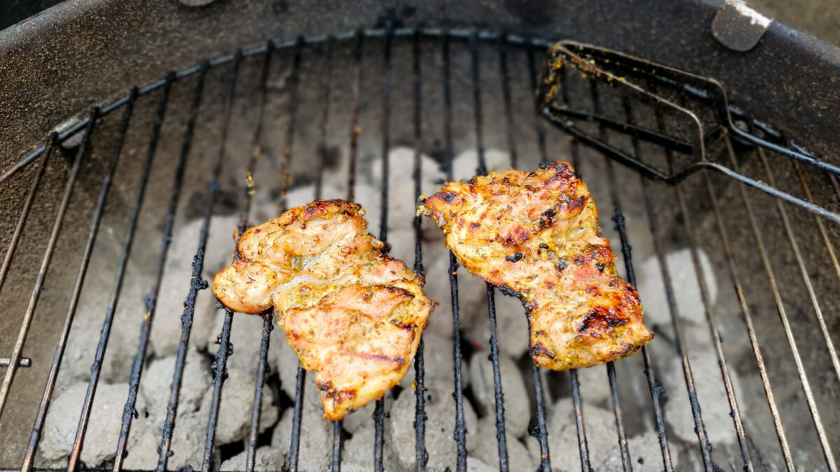 Gegrilde honing mosterd kippendijen van de barbecue