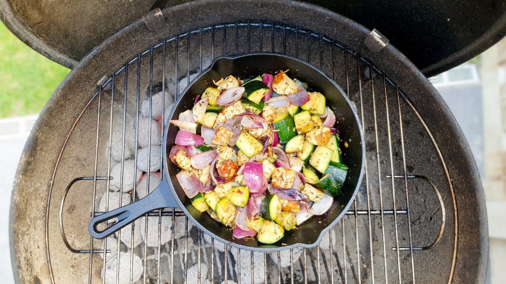 Courgette met halloumi en rode uien van de barbecue